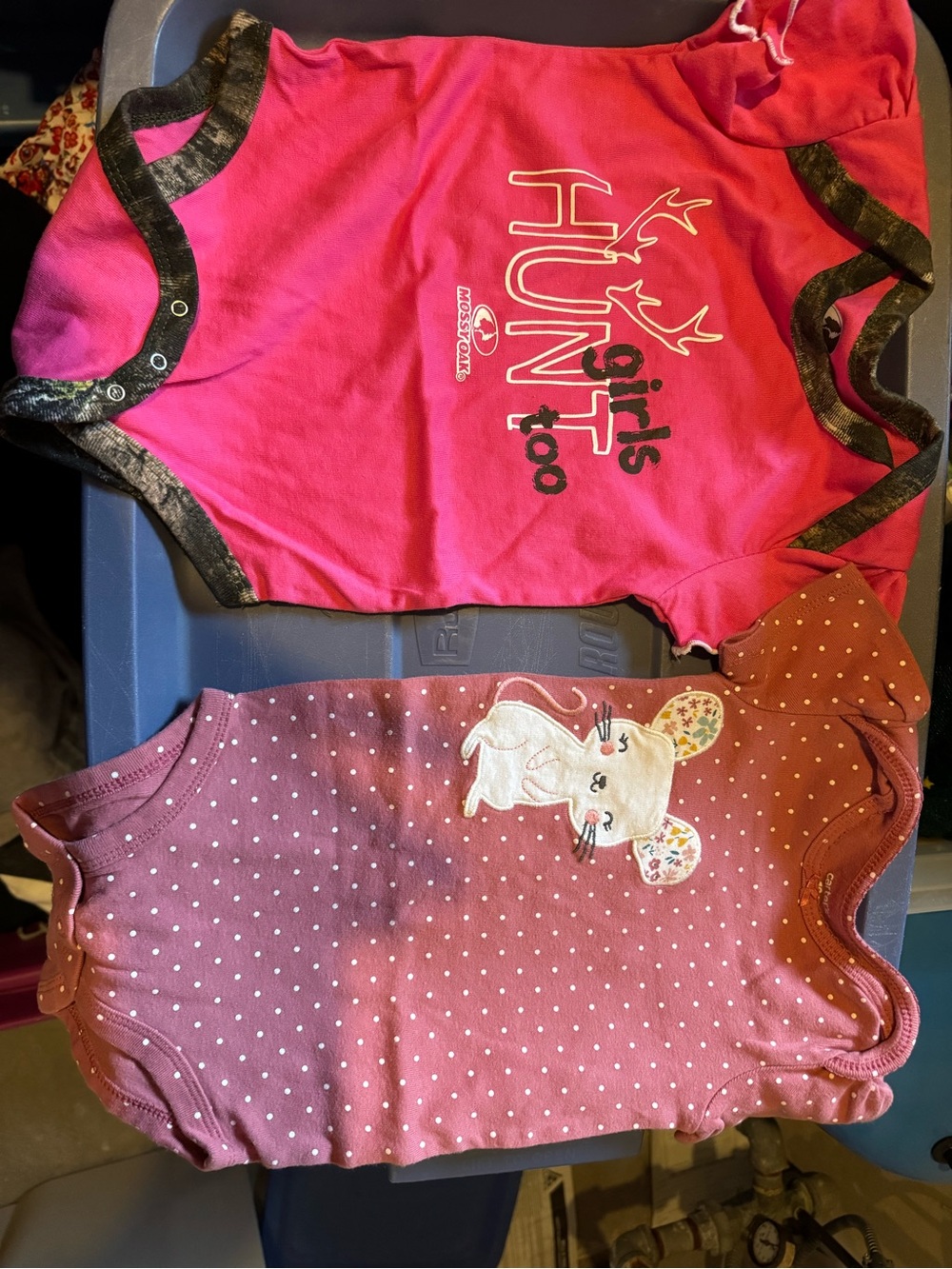 Size 18 months onesie bodysuit-check pictures several different ones. 5 total